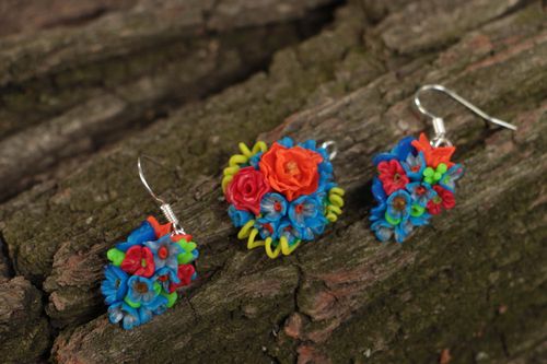 Conjunto de bisutería de pendientes y colgante con flores de arcilla polimérica - MADEheart.com