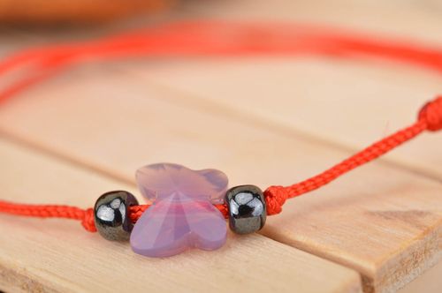 Bracelet rouge fin en fil de soie et perles fantaisie fait main original - MADEheart.com