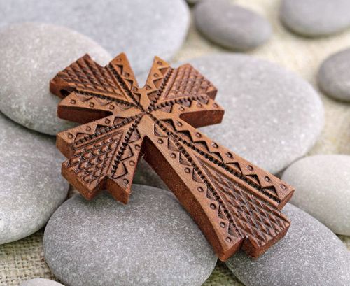 Wooden pectoral cross made of pear wood - MADEheart.com