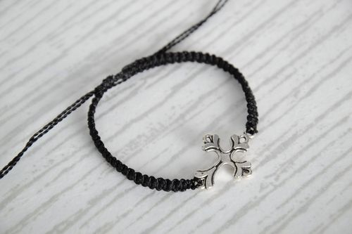 Pulsera artesanal de macramé de hilos de caprón negra con cruz de metal - MADEheart.com