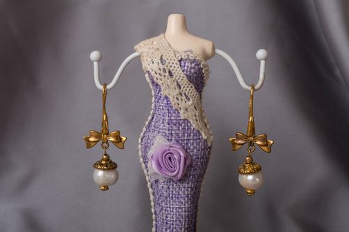 Handmade coquettish dangling earrings with latten bows and white pearl beads - MADEheart.com