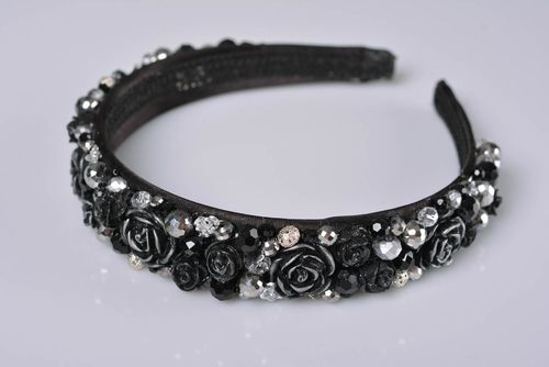 Serre-tête à cheveux fait main original noir avec perles fantaisie et fleurs - MADEheart.com