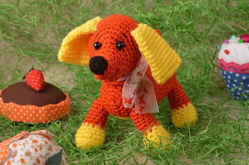 Jouet chien Peluche faite main tricotée au crochet jaune orange Cadeau enfant - MADEheart.com