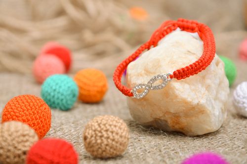 Pulsera trenzada hecha a mano de textil con signo de infinidad - MADEheart.com