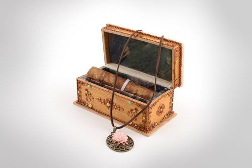 Colgante de arcilla polimérica hecho a mano en cordón original con rosas - MADEheart.com