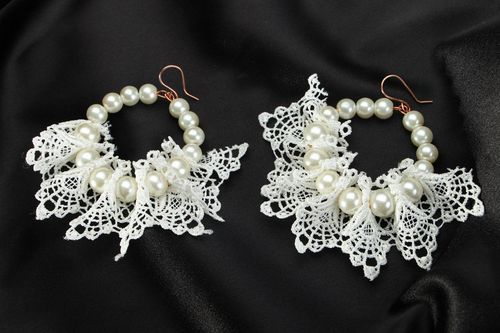 Orecchini pendenti con perle artificiali fatti a mano bigiotteria originale - MADEheart.com