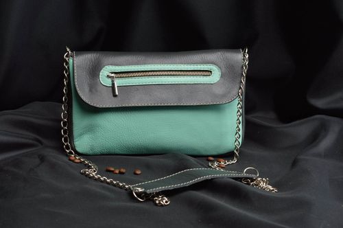 Handmade türkise Clutch Damen Tasche Vintage Accessoire aus Naturleder mit Kette - MADEheart.com