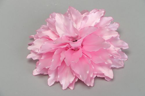 Pinza para el pelo hecha a mano de tela de raso de color rosado - MADEheart.com