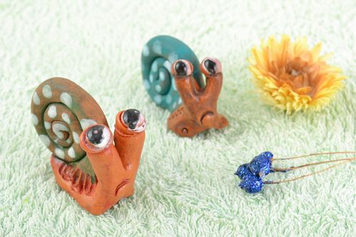 Statuina in ceramica fatta a mano lumache dipinte souvenir di terracotta - MADEheart.com