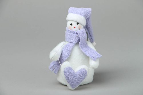 Boneco de neve com um coração feito de feltro - MADEheart.com