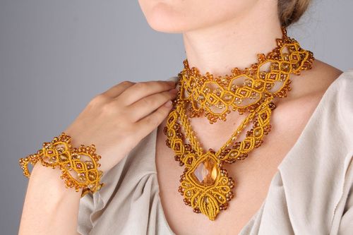 Juego de joyas en técnica de frivolité con abalorios - MADEheart.com