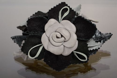 Barrette faite main originale en cuir Fleur noir blanc - MADEheart.com