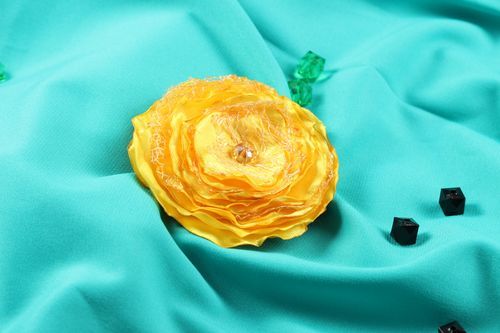 Handmade Schmuck Brosche Haarspange Blume Accessoire für Frauen aus Atlas gelb  - MADEheart.com