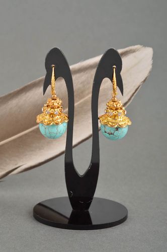 Pendientes hechos a mano de turquesa y latón bisutería fina accesorio para mujer - MADEheart.com