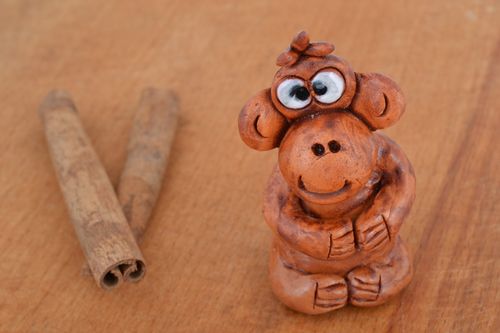 Figura de cerámica pequeña con forma de mona hecha a mano - MADEheart.com