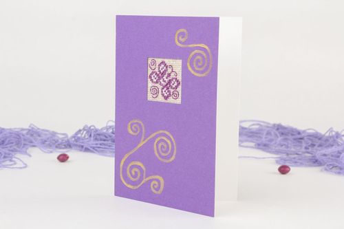 Фиолетовая открытка с вышивкой - MADEheart.com