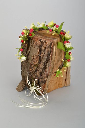 Handgemachter Haarreif aus Blumen und Beeren - MADEheart.com