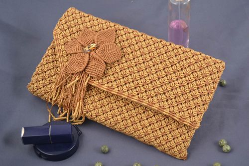 Pochette en macramé beige foncé tressée avec fleur faite main originale - MADEheart.com