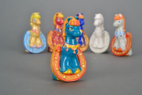 Estatueta de gesso pintada com tintas acrílicas Cavalo - MADEheart.com