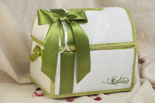 Urne de mariage coffre blanche avec rubans verts originale faite à la main - MADEheart.com