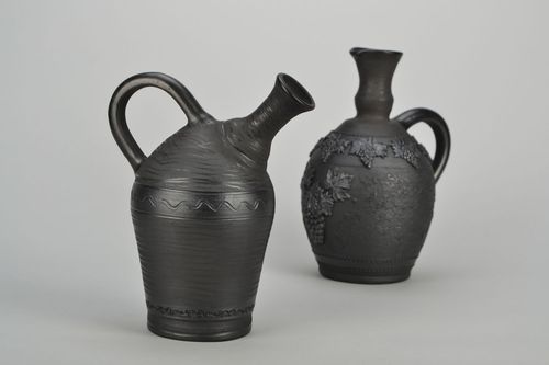 Cruche en argile faite main originale noire avec anse vaisselle écologique - MADEheart.com