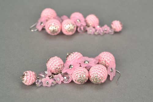 Brincos cor de rosa com pingentes de malha artesanais ornados com gancho - MADEheart.com