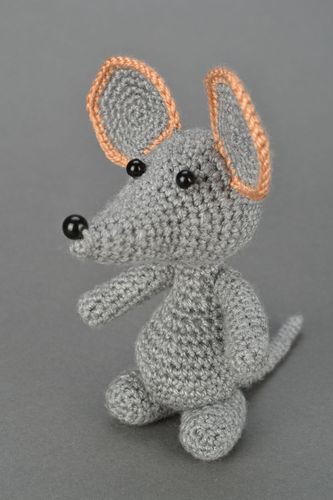 Brinquedo macio de malha feito à mão em forma do ratinho  - MADEheart.com