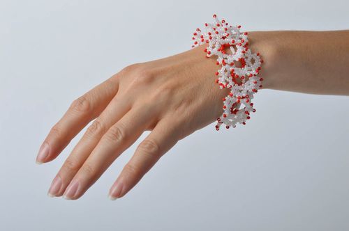 Bracelet perles rocaille Bijou fait main blanc rouge sympa Accessoire femme - MADEheart.com
