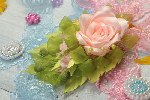 Barrette cheveux fait main Pince cheveux fleurs Accessoire coiffure rose mode - MADEheart.com