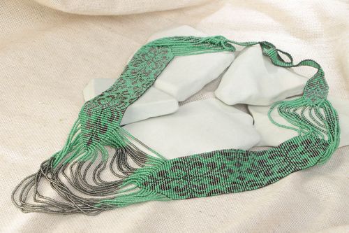 Handgemachtes massives Collier aus Glasperlen für Looks im ethnischen Stil - MADEheart.com