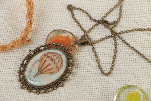 Colgante artesanal de resina epoxi con cadena original vintage - MADEheart.com