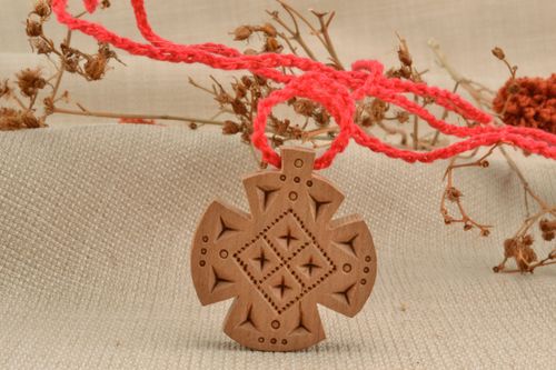 Holzkreuz Anhänger - MADEheart.com