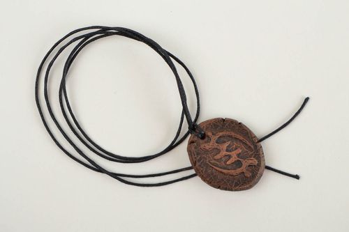 Interessanter handmade runder Anhänger Keramik Schmuck Frauen Geschenk Rune - MADEheart.com