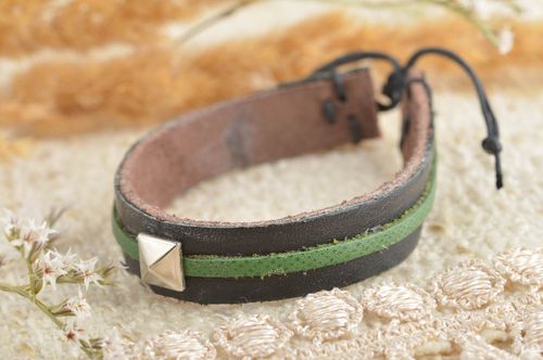 Pulsera hecha a mano de piel negra y verde accesorio de moda pulsera para mujer  - MADEheart.com