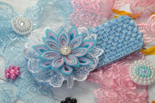 Handmade Haarband mit Blume Mädchen Haarschmuck Mode Accessoire weiß blau - MADEheart.com