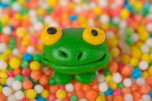 Statuette décorative Figurine fait main pâte polymère Déco maison grenouille - MADEheart.com