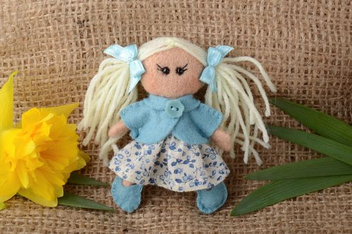 Broche en laine feutrée faite main originale en forme de poupée pour fillette - MADEheart.com