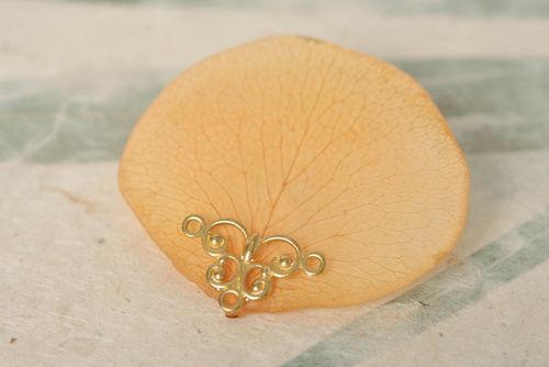 Broche jaune clair avec pétale naturel résine époxy belle originale faite main - MADEheart.com
