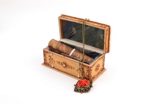 Colgante con flor de arcilla polimérica elegante en cadena larga hecho a mano  - MADEheart.com