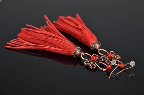 Wire wrap copper earrings with fringe of coral color - MADEheart.com