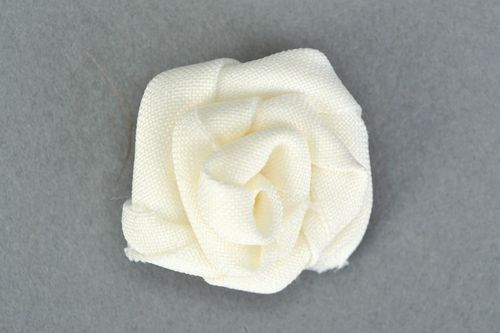 Weiße handgemachte Deko Rose für Brosche oder Haarspange Designer Accessoire - MADEheart.com