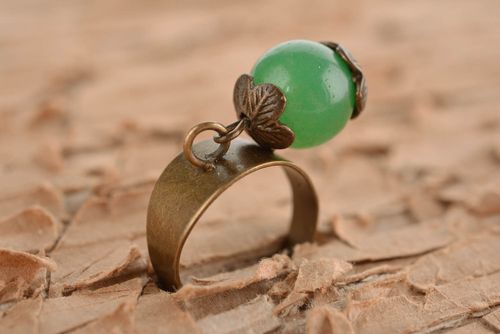 Украшение ручной работы красивое кольцо с бусиной необычное кольцо зеленое - MADEheart.com