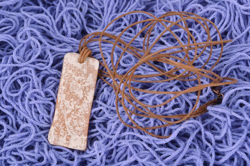 Pendentif en argile naturelle peint dengobes colorés accessoire fait main - MADEheart.com