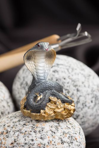 Figurine animal fait main Petite statuette cobra sur monnaies Déco intérieur - MADEheart.com