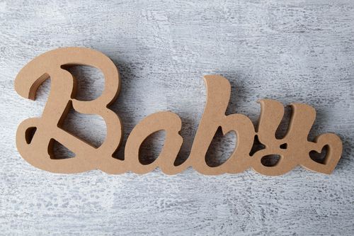 Holz Schriftzug Baby aus mitteldichter Faserplatte - MADEheart.com