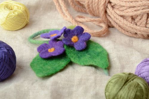 Broche de lana en técnica de fieltro húmedo Violeta - MADEheart.com