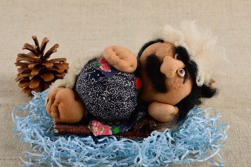 Bambola d arredo fatta a mano pupazzo di capron morbido e interessante - MADEheart.com