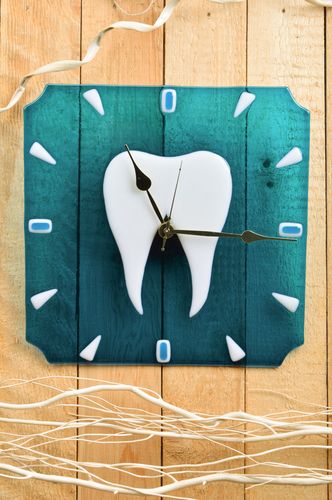 Reloj de cristal en técnica de vitrofusión artesanal diente en fondo azul para estomatología - MADEheart.com