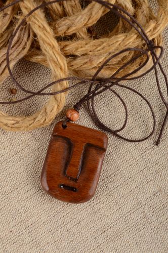 Colgante de madera hecho a mano accesorio de moda bisutería fina máscara - MADEheart.com