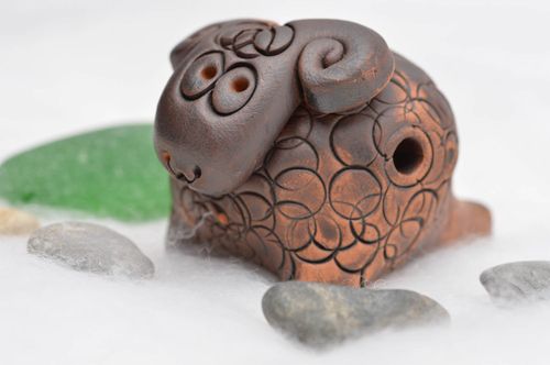 Petit sifflet fait main Instrument à vent Mouton en argile Cadeau original - MADEheart.com